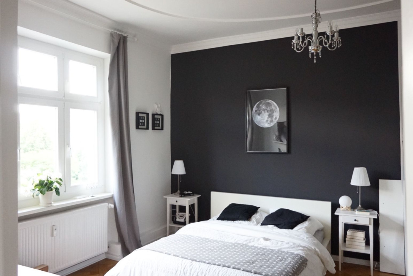 Schwarze Wand im Schlafzimmer  Graue wand schlafzimmer, Wandfarbe